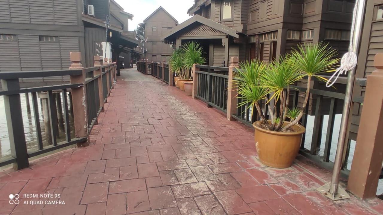 Villa Dalam Laut 533 *