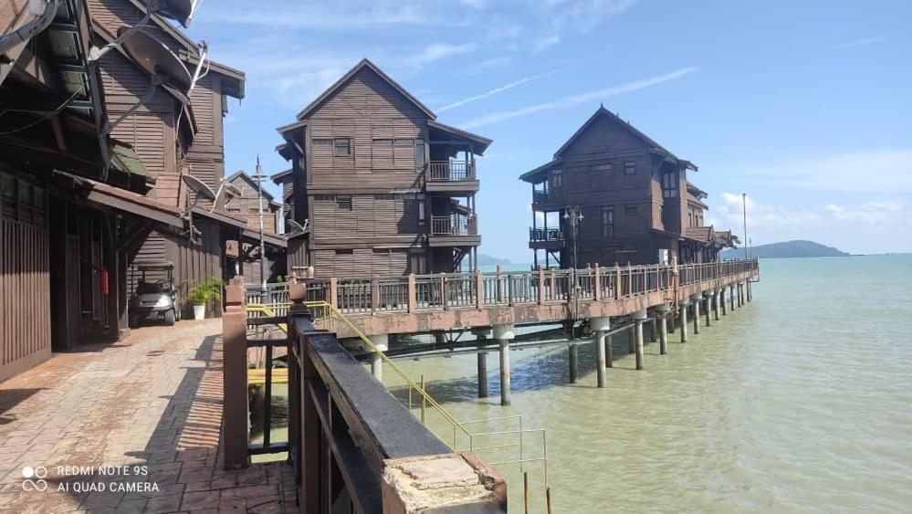 Villa Dalam Laut 533 *